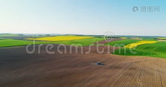 转基因食品生产。 拖拉机喷洒领域与化学品。视频