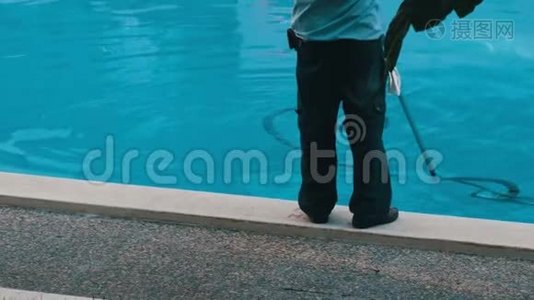 以工作形式清洁蓝色游泳池底部的人视频