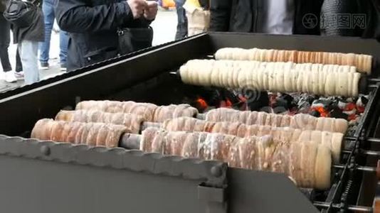 街头准备的全国捷克特德尼克甜美味。 传统的捷克和匈牙利甜面包店视频