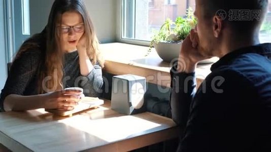 年轻夫妇在咖啡馆里聊天喝咖啡视频