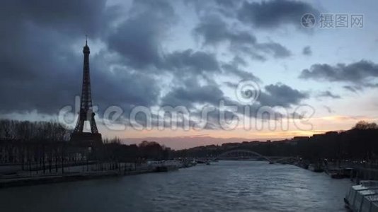 埃菲尔铁塔和塞纳河在日落时与路过的云。 法国巴黎视频