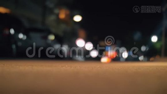 夜城和汽车在街上行驶视频