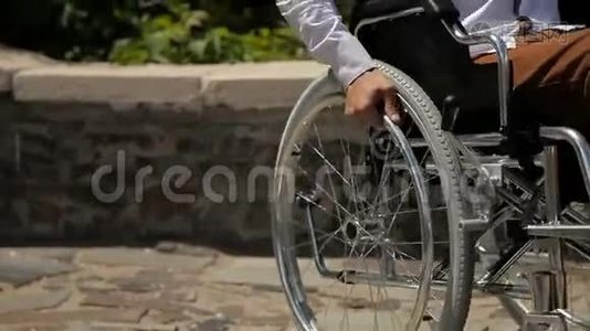 关闭坐轮椅的残疾青年视频