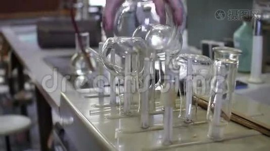 科学家从桌子上拿出烧瓶做实验视频
