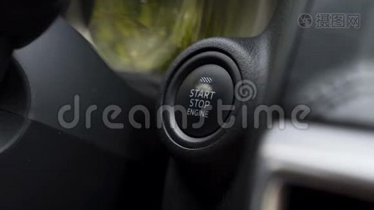 司机按下按钮启动引擎视频