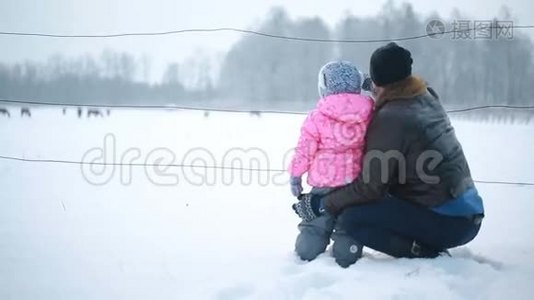 冬天在马厩附近的父女视频