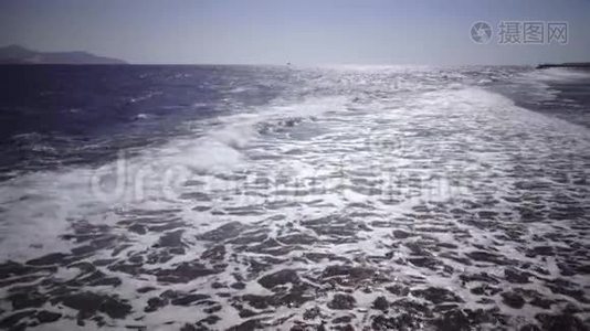 蓝色的海洋是狂风暴雨，海浪拍打着海岸视频