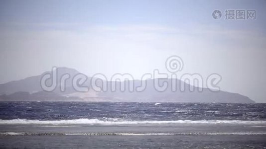 大海是狂风暴雨，海浪拍打着海岸视频