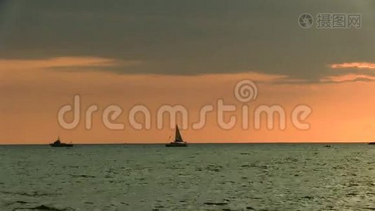 帆船在日落时漂洋过海凯鲁瓦-科纳夏威夷大岛视频