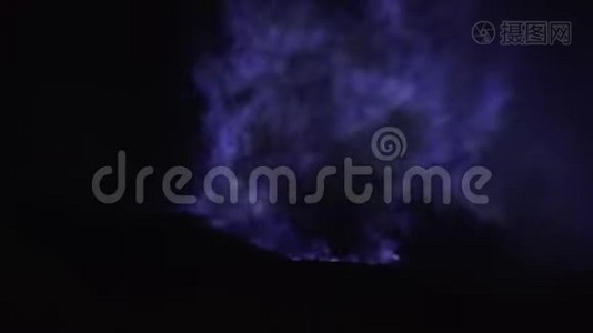 卡瓦伊根火山的蓝硫火。视频