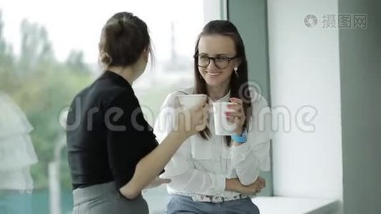 两个女商人在办公室休息时喝咖啡视频