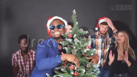 混合种族的年轻人在圣诞晚会上。 慢动作视频