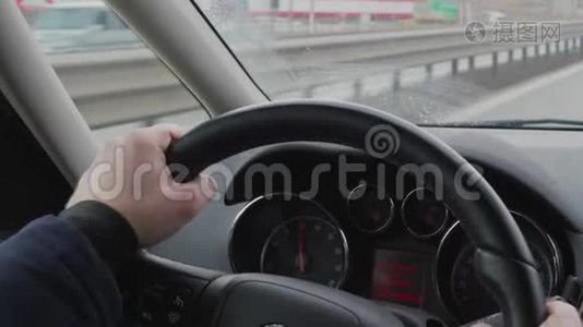 在繁忙道路上驾驶汽车时，双手放在方向盘上视频