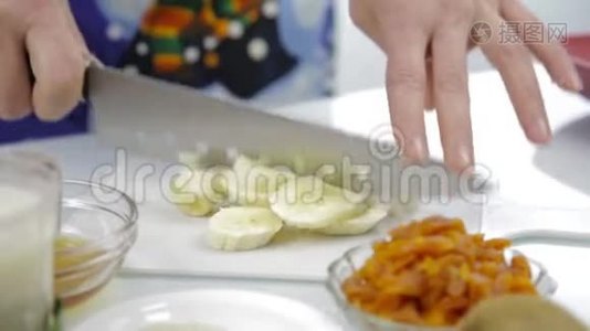 用刀切香蕉在砧板上。 准备健康食品视频