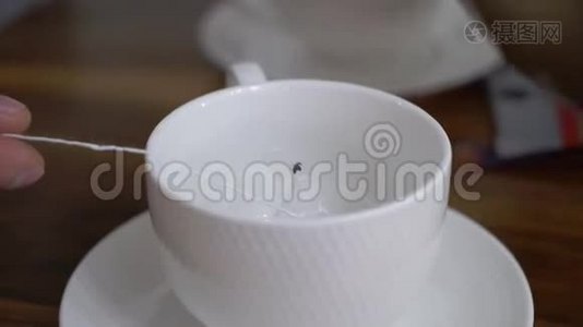 年轻人早上从杯子里喝茶。 家庭早餐视频