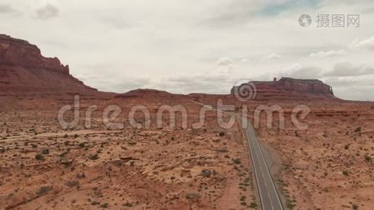 无人机在亚利桑那州纳瓦霍保留区的纪念碑山谷中飞过群山视频