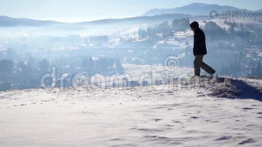 登山探险村视频