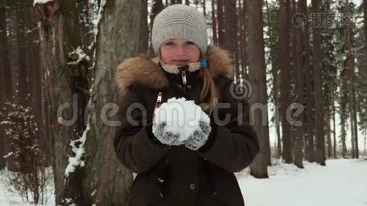 孩子在冬天下雪视频