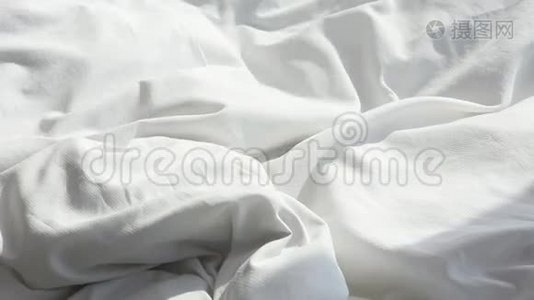 床上的白毯子慢慢地被拉起来视频