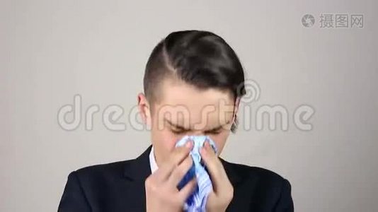 病人把鼻子吹进纸巾里视频