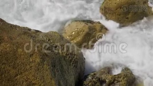 海浪冲击着岩石海岸视频