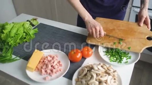 在家厨房里，女人用手在木板上切红番茄做披萨视频