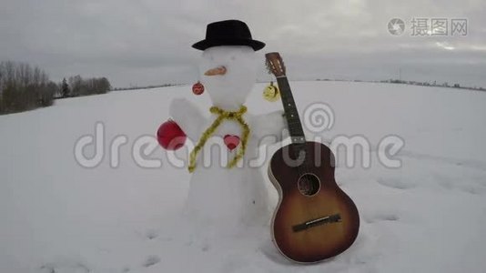 在雾蒙蒙的早晨，带着复古吉他的雪人，时间流逝4K视频