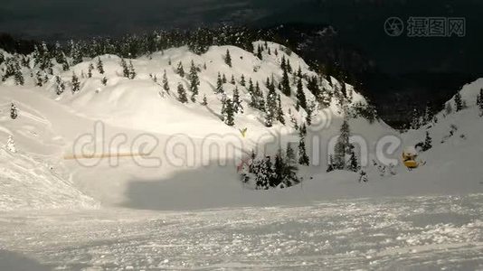 滑雪下坡，雪坡滑雪，从低角度滑雪的角度向下视频