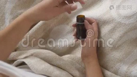 躺在床上的年轻病妇特写镜头，从瓶子里倒出药丸视频