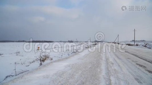 田野和道路的冬季景观..视频