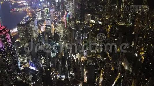 晚上从香港城市住宅高楼的飞钻空中俯瞰。视频