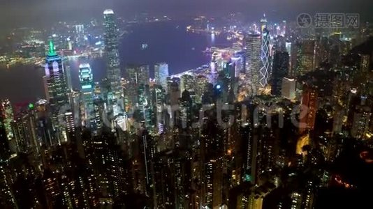 晚上从香港城市住宅高楼的飞钻空中俯瞰。视频