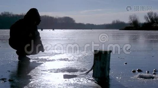 冬天冰封湖上的渔夫。 寒假和人们爱好的概念。视频