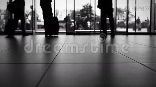 黑白加速画面：人们正在离开和来到机场视频