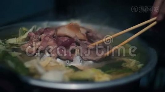 烧烤韩式烧烤锅上有烟，韩式烧烤视频