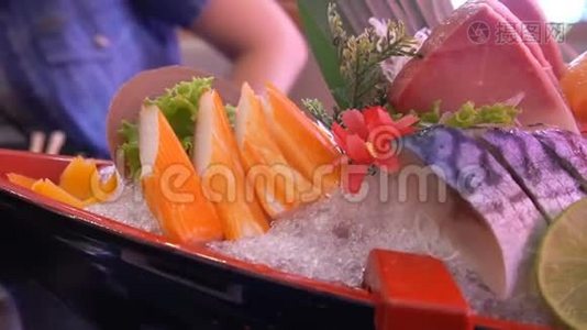 未煮熟的新鲜鲑鱼和红金枪鱼、沙巴、鱿鱼和螃蟹，配上蔬菜和水果片视频