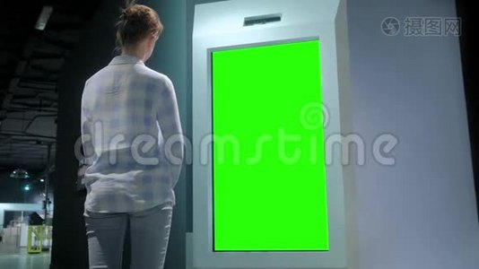 绿色屏幕概念-女人看空白互动绿色展示亭视频