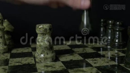 黑皇后打败了白洛克。 棋盘上的一组棋子视频