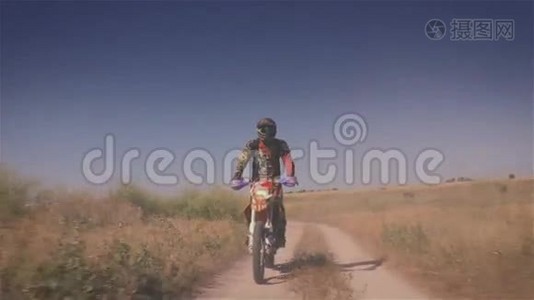 越野摩托车骑在田间道上视频