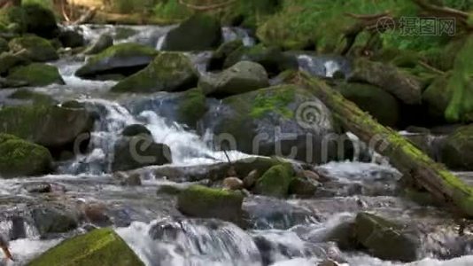 山河在石头间流淌。视频