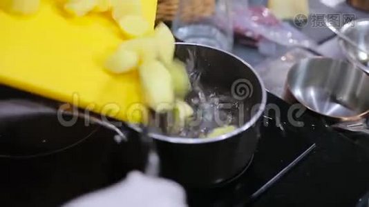 厨师把土豆倒入沸水中视频