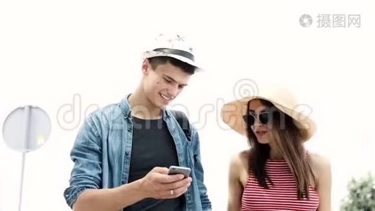 情侣用手机，暑假旅游视频