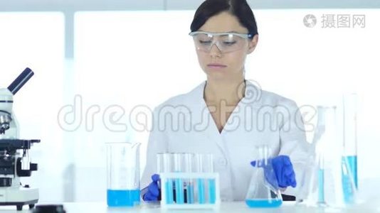 女科学家忙于实验室的研究和反应视频