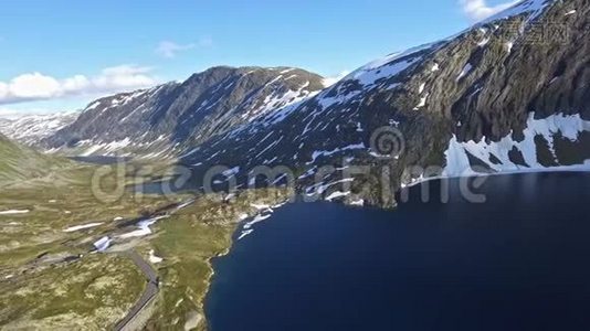 空中无人机在挪威湖旁的山路观景。视频