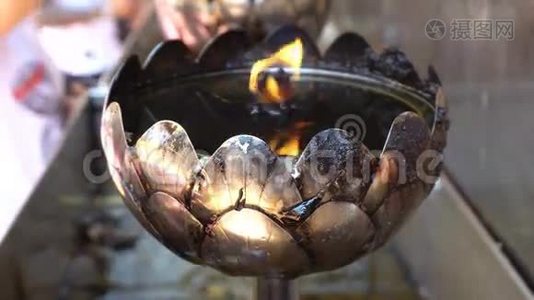 火在银油灯中供奉佛像在瓦特拉多伊素贴是最受欢迎和著名的地方视频