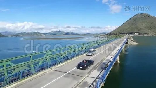 在美丽的大洋路上开车。 录像。 黑色汽车行驶在桥上碧海，山天背景.. 汽车视频