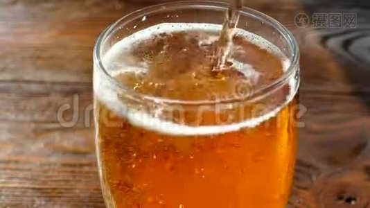 啤酒倒入玻璃杯.. 淡，色为黄色的低醇饮料.. 碳酸饮料的美丽气泡视频