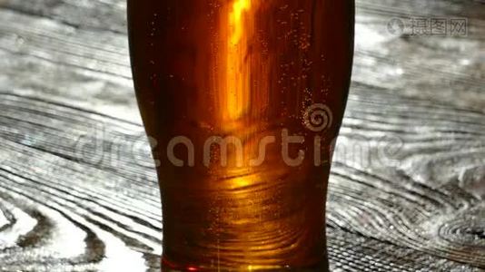 啤酒倒入玻璃杯.. 淡，色为黄色的低醇饮料.. 碳酸饮料的美丽气泡视频