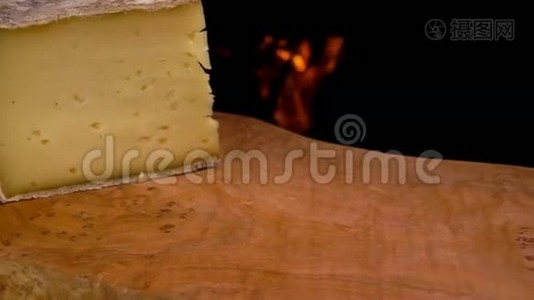 奶酪片落在木板上视频