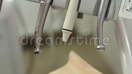 治疗口腔的工作工具视频